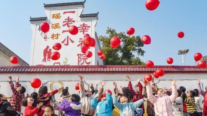 从摇篮到晚年;国家为每个人铺就温暖路;让生活更有底气更有盼头。 新闻