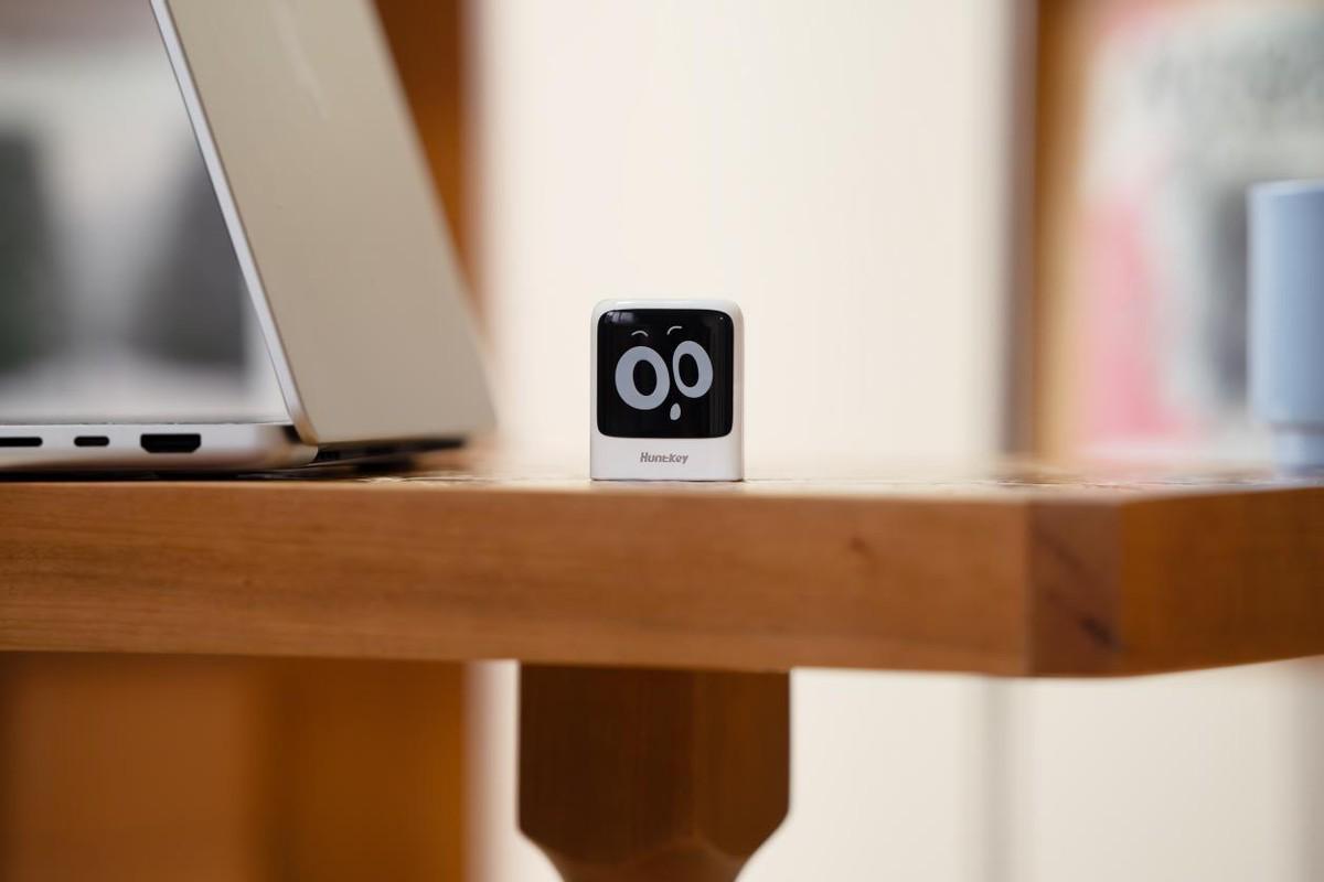  桌面太乱、充电太慢、协议不兼容……这款「小钢炮」或许是你的解药 手机评测