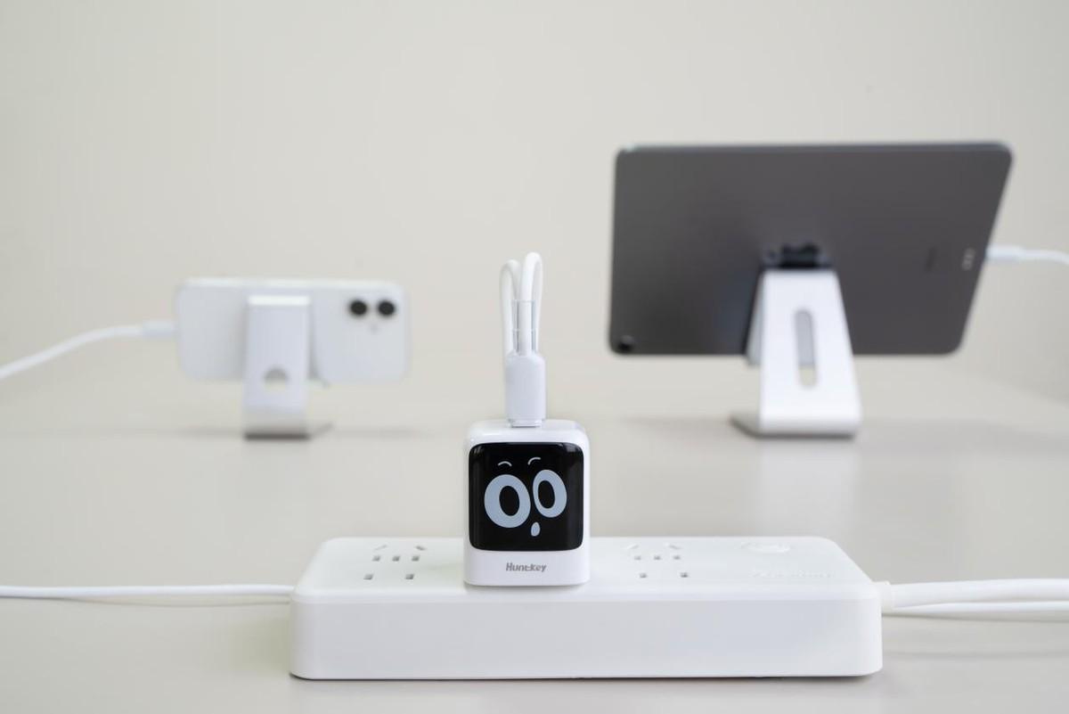  桌面太乱、充电太慢、协议不兼容……这款「小钢炮」或许是你的解药 手机评测