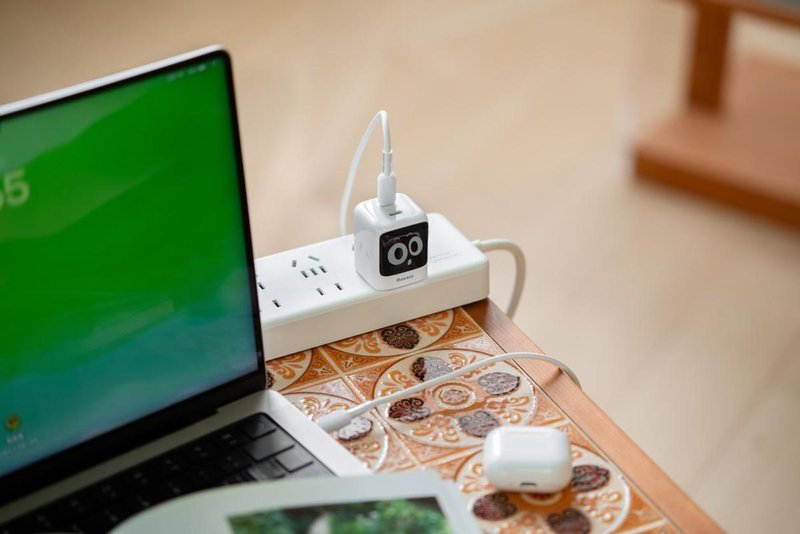  桌面太乱、充电太慢、协议不兼容……这款「小钢炮」或许是你的解药 手机评测