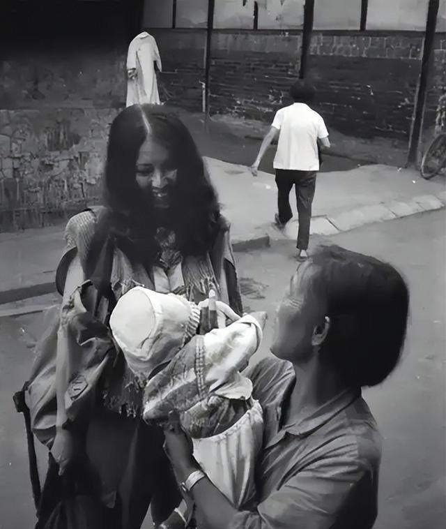  定格永恒：1990年成都街头，三毛最后影像的技术解码与精神图谱 文化旅游