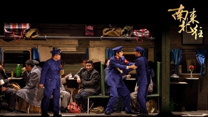  《南来北往》舞美技术拆解：三节转台如何承载四十年时代叙事 影视小说