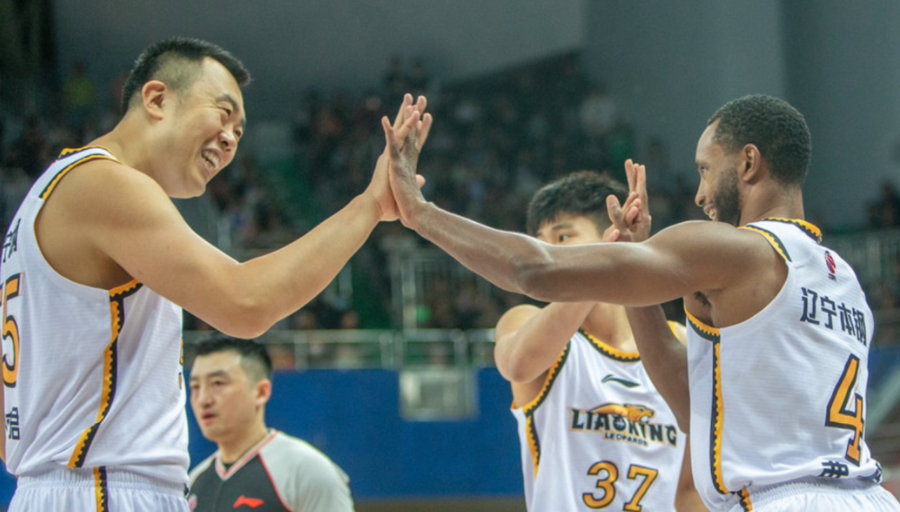  CBA外援与本土球员适配困局：四笔交易揭示的战术决策盲区 体育新闻