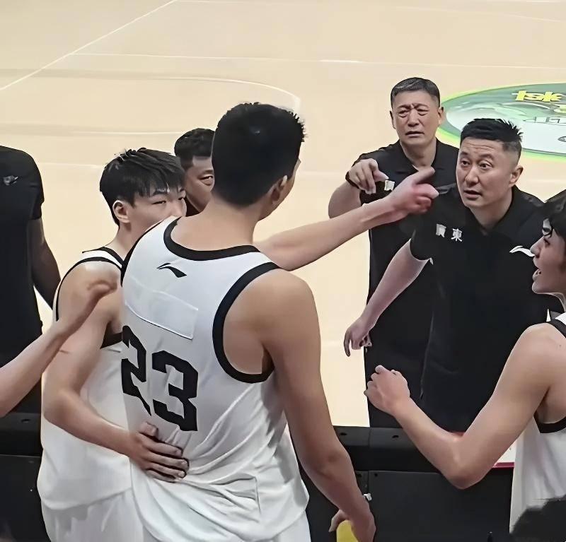  CBA外援与本土球员适配困局：四笔交易揭示的战术决策盲区 体育新闻